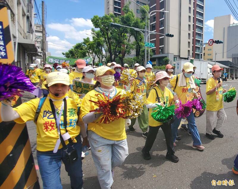 純植行動聯盟遊行從鳳山運動園區出發，沿途高喊「吃純素救地球」。（記者陳文嬋攝）
