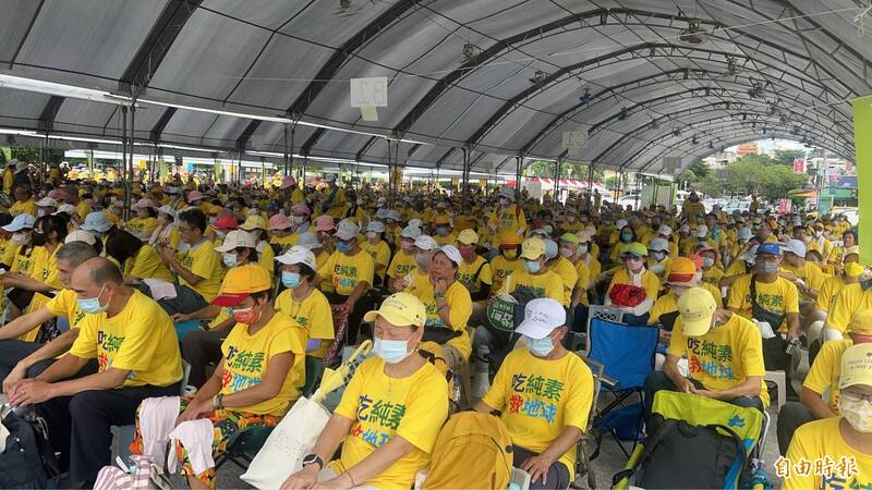 純植行動聯盟今舉辦大型遊行靜坐活動，超過1700人參加，場面熱鬧滾滾。（記者陳文嬋攝）