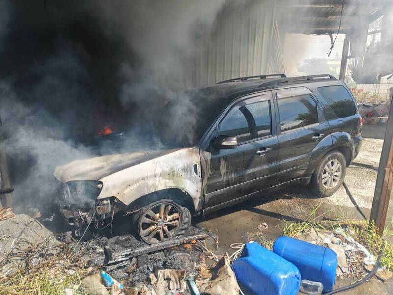 停放建物旁的休旅車突起火燃燒。（消防局提供）