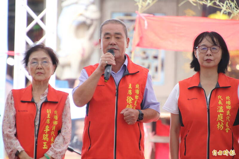 新竹縣北埔鄉代會主席徐鏡明（中）說，「細人（仔）普」相傳源自農曆7月14日普度卻搶不到食物的小孤魂們的託夢哭訴。（記者黃美珠攝）