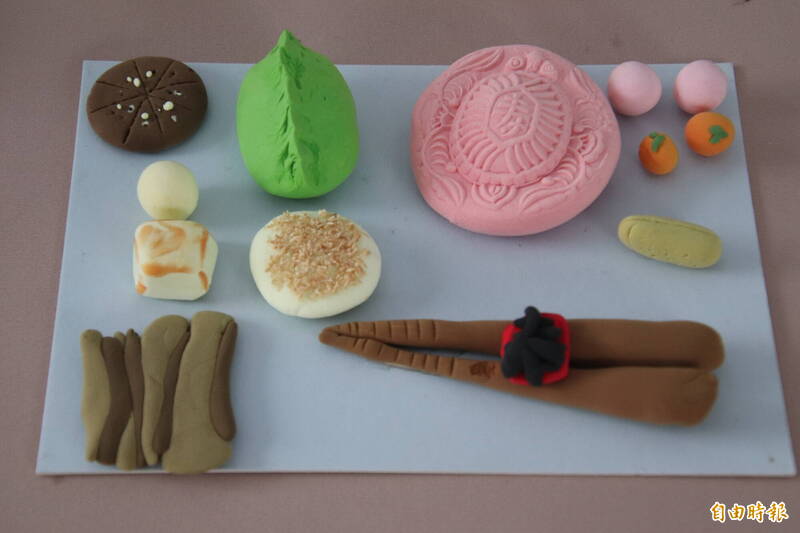 用捏麵人做成的「看碗」。（記者黃美珠攝）