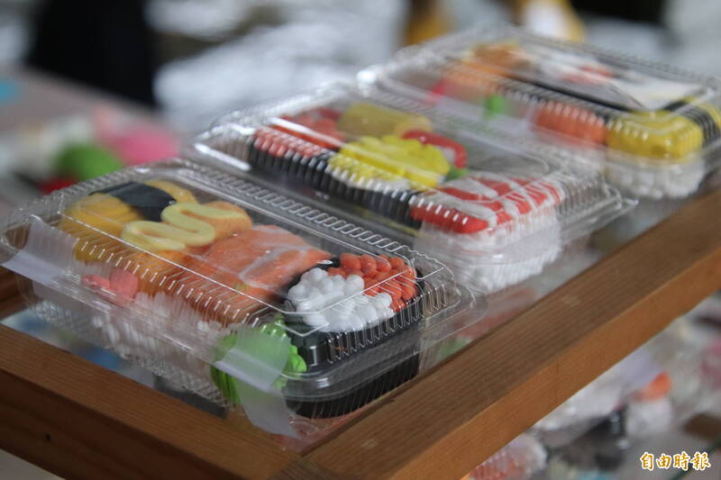 新竹縣北埔「細人（仔）普」的「看碗」也有現代小孩愛吃的壽司。（記者黃美珠攝）