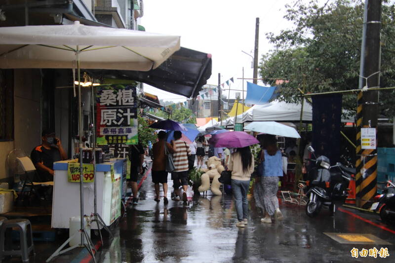 相傳小孩愛戲水的特性，「細人（仔）普」當天北埔必有雨，配合打造的童玩市集上雨傘傘花處處開。（記者黃美珠攝）