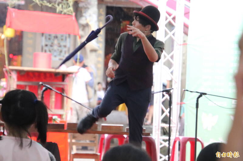 「細人（仔）普」上也找來小朋最愛看的雜耍等演出，讓小朋友們開心。（記者黃美珠攝）