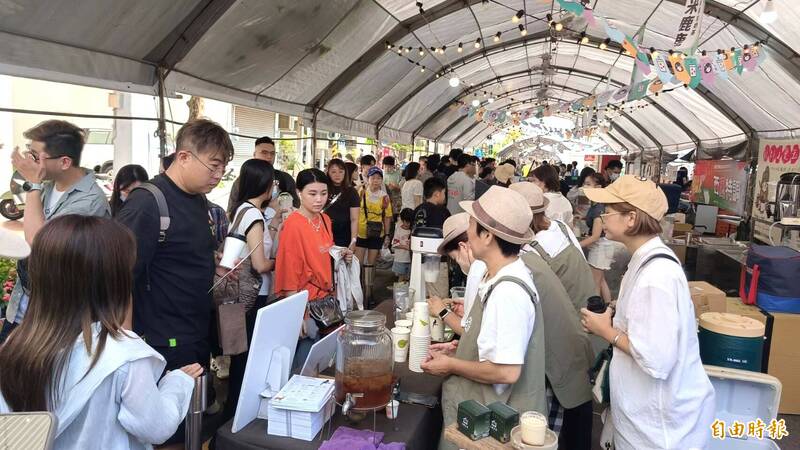 高雄奶茶節現場擠爆。（記者葛祐豪攝）