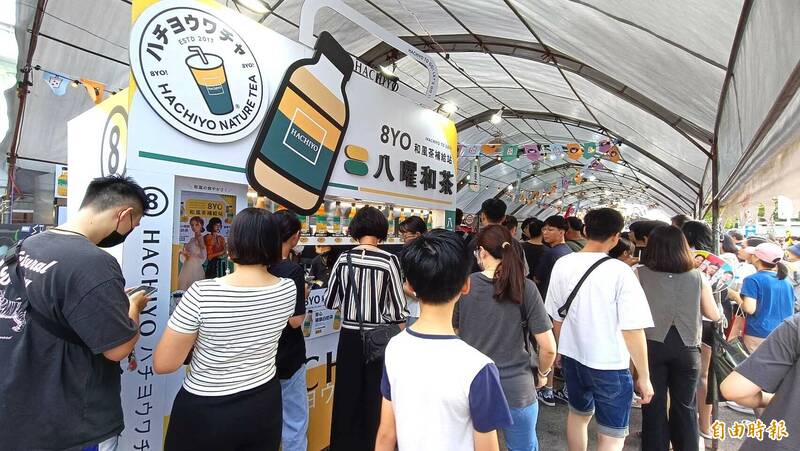 高雄奶茶節在大勇路封街舉行，宛如「奶茶大道」。（記者葛祐豪攝）