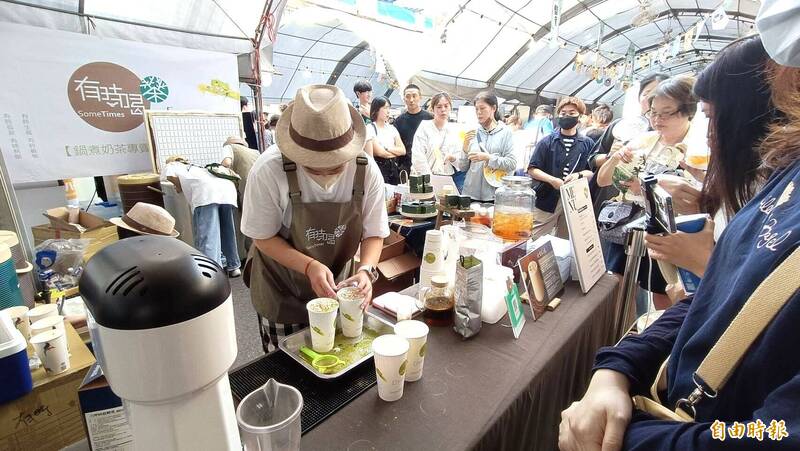 高雄人愛喝各式手搖飲，今年上半年蟬聯「手搖飲之都」。（記者葛祐豪攝）