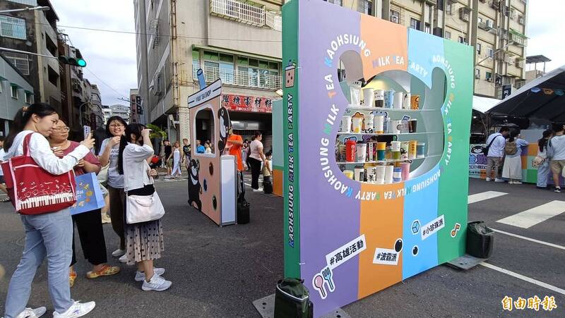 高雄奶茶節在大勇路封街舉行，活動現場設置各式奶茶打卡裝置。（記者葛祐豪攝）