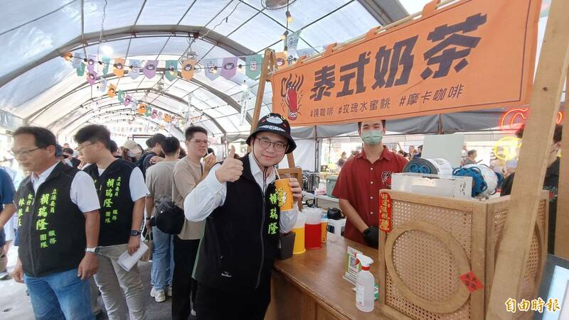立委賴瑞隆參加高雄奶茶節，喝起泰式奶茶。（記者葛祐豪攝）