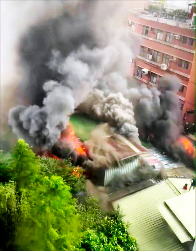 房客一家四人一度被火勢逼著逃到屋頂，險象環生。（記者鄭景議翻攝）