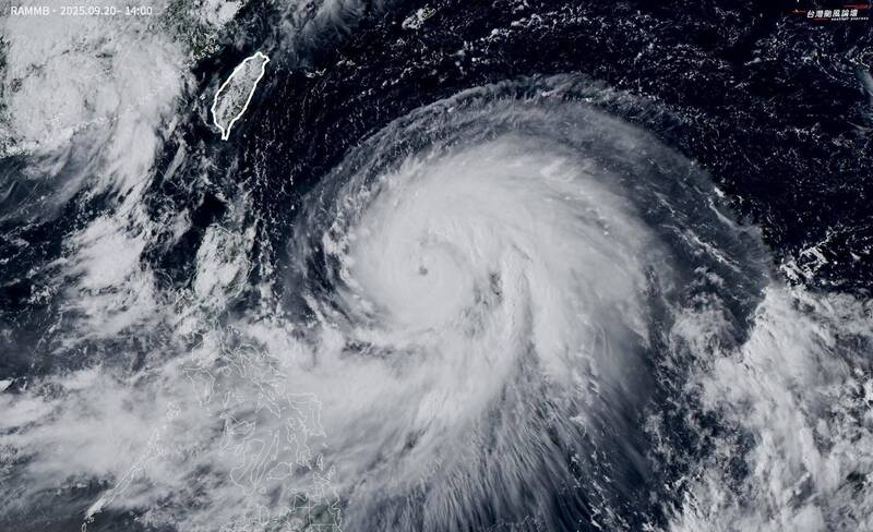 雲圖上可以看到「樺加沙」雲捲型態的風眼，以及紮實的結構。（取自「台灣颱風論壇」）