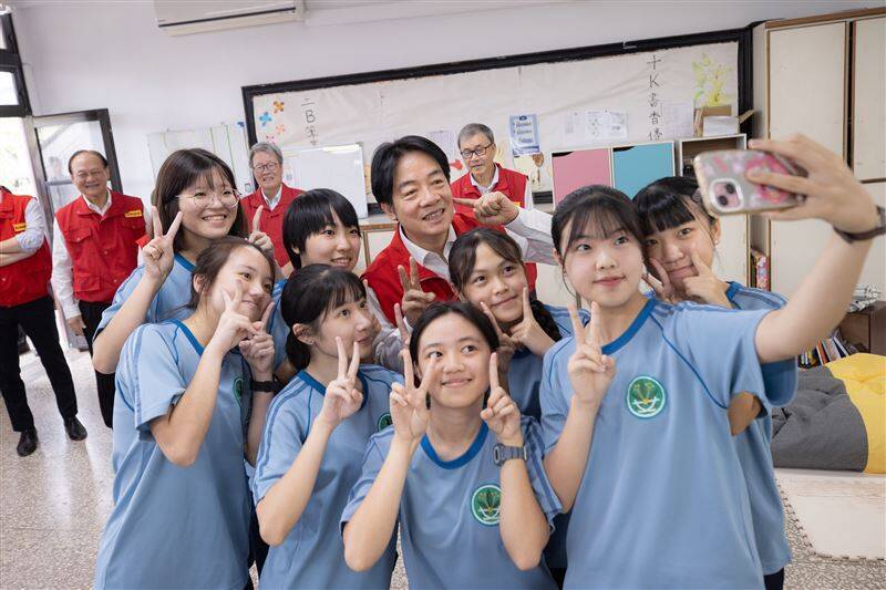 [時事] 女學生PO與總統合照遭小草出征 張禹宣怒