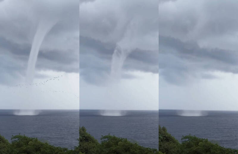 屏東小琉球今（20日）傍晚近6時驚見巨大水龍捲自海面竄起，宛如「擎天巨柱」直衝雲霄。（圖擷取自臉書）
