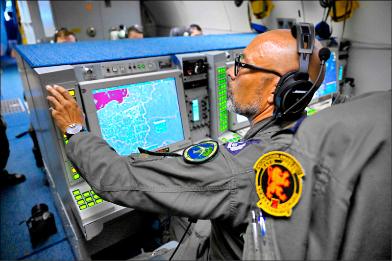 俄羅斯無人機近日先後入侵波蘭與羅馬尼亞領空後，促使北約執行「東翼哨兵任務」強化東部警戒和防衛。圖為北約空中預警機（AWACS）戰術主任於任務期間評估空中與地面情勢。（法新社）