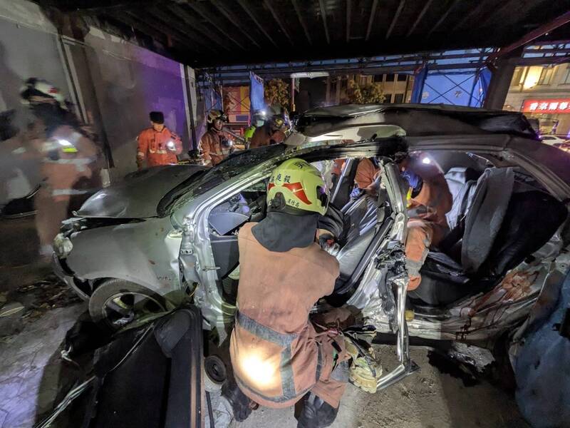 消防人員動用破壞剪將受困民眾救出。（消防局提供）