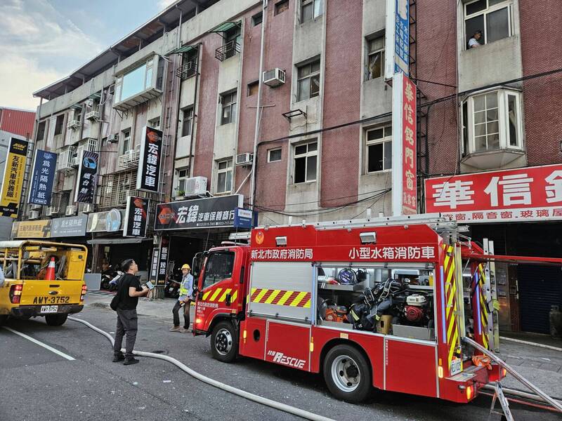 新北市新店區中興路二段上一棟舊公寓，今日清晨發生火警。（記者鄭景議翻攝）