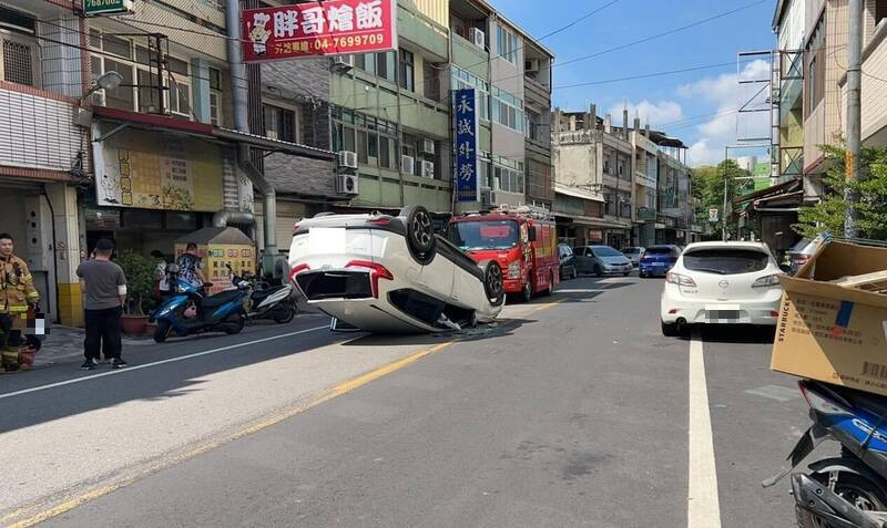 遭撞車輛因停放位置超出路面邊線，依道交條例規定屬違規停車，可開罰600元到1200元。（民眾提供）