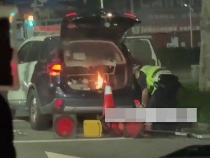 台中市警局第5分局巡邏車，今天凌晨執行完勤務準備返所時，在半路後車廂起火，嚇壞路過民眾。（擷取自「社會事新聞影音」）