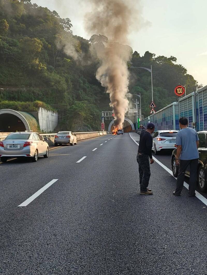 國道四號高速公路東向20.2公里處，1輛轎車在豐原二號隧道口前起火燃燒。（民眾提供）