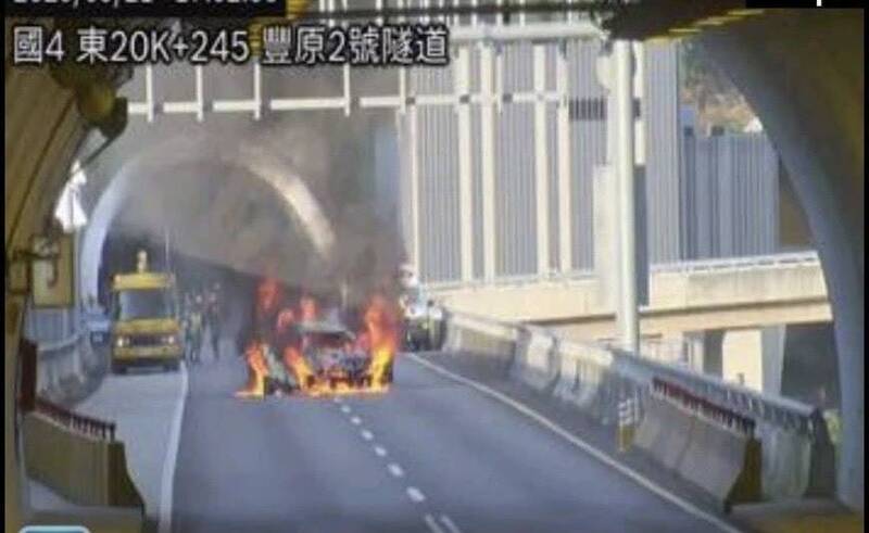 1輛轎車在國道四號東向豐原二號隧道口前起火燃燒 ，火勢猛烈。（民眾提供）