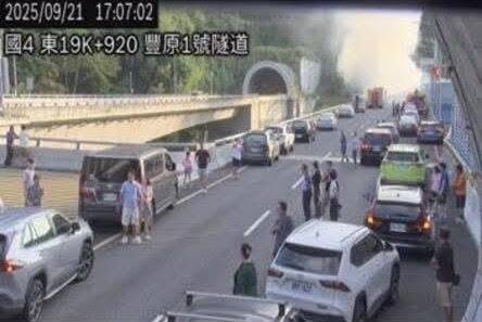 1輛轎車在國道四號東向豐原二號隧道口前發生火燒車事件，造成沿途車輛回堵。（民眾提供）