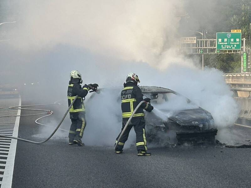 轎車駕駛已提前逃生，消防人員前往撲滅火勢。（民眾提供）