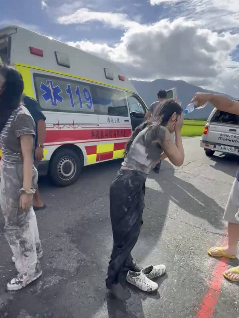 義消幫忙遊客洗去一身泥。（民眾提供）