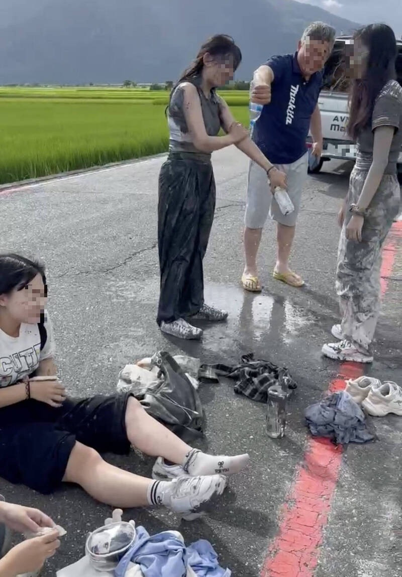 義消幫忙遊客洗去一身泥。（民眾提供）