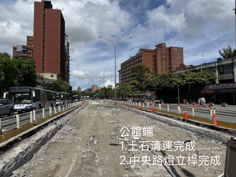 填平後的地下道，兩天側欄利用凌晨不影響交通敲除。（取自李四川臉書）