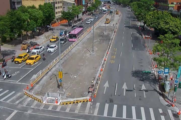 填平後的地下道中央，已經完成路燈架設。（取自李四川臉書）