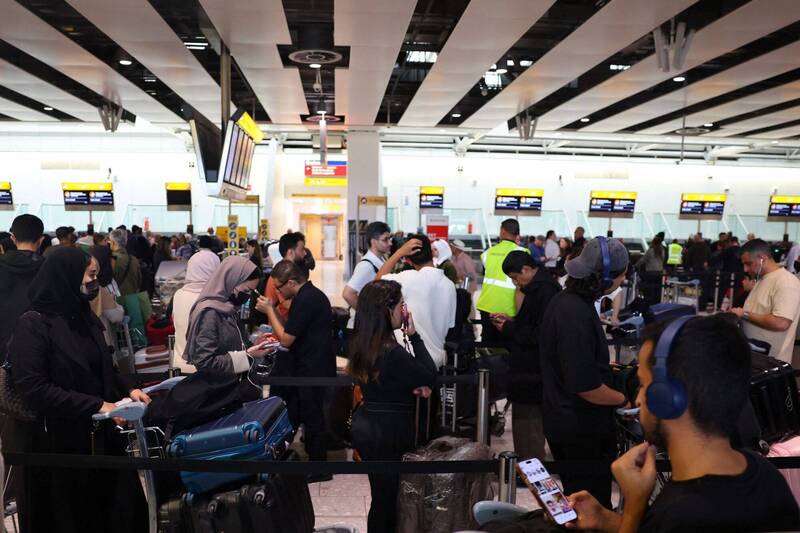 柯林斯航太提供的「MUSE」登機系統疑似遭駭客攻擊，導致歐洲多座機場受影響，包括英國倫敦希斯洛機場、比利時布魯塞爾機場及德國柏林機場等，多有航班延誤或取消。圖為希斯洛機場。（路透）