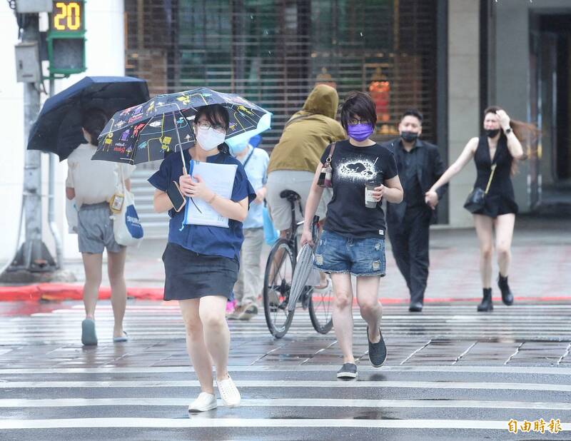 樺加沙颱風來勢洶洶，今日上午已發布海上警報。（資料照）