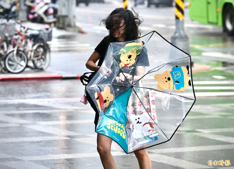 樺加沙升格為強颱並逐漸靠近台灣，預估颱風中心22、23日最接近台灣陸地。（資料照）