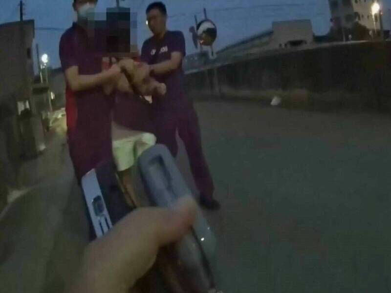 警方當場逮獲外籍車手。（警方提供）