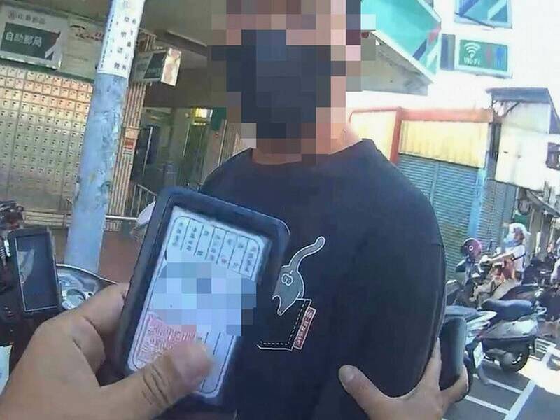 警方查獲外籍車手。（警方提供）