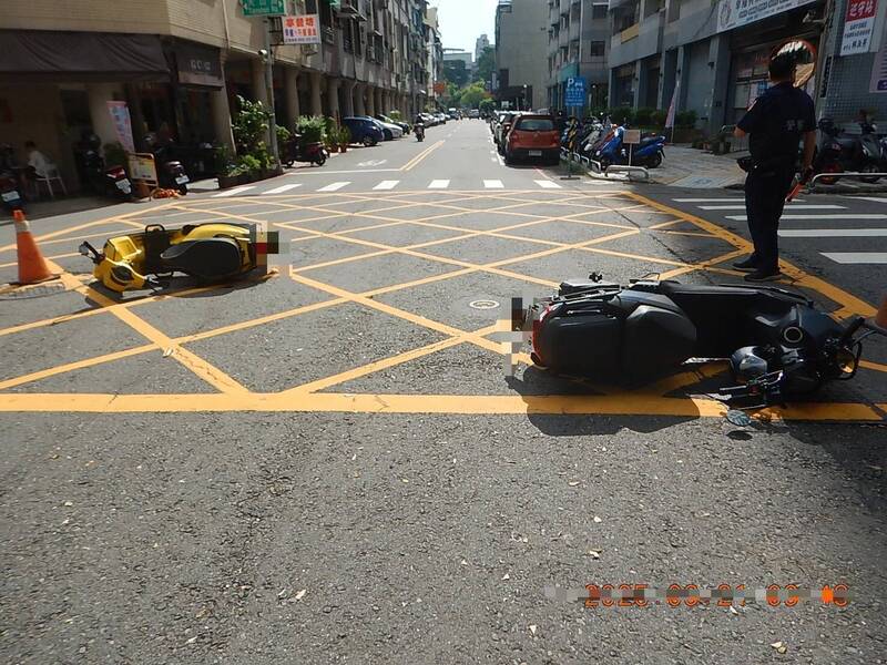 2名騎士發生碰撞，機車倒地。（民眾提供）