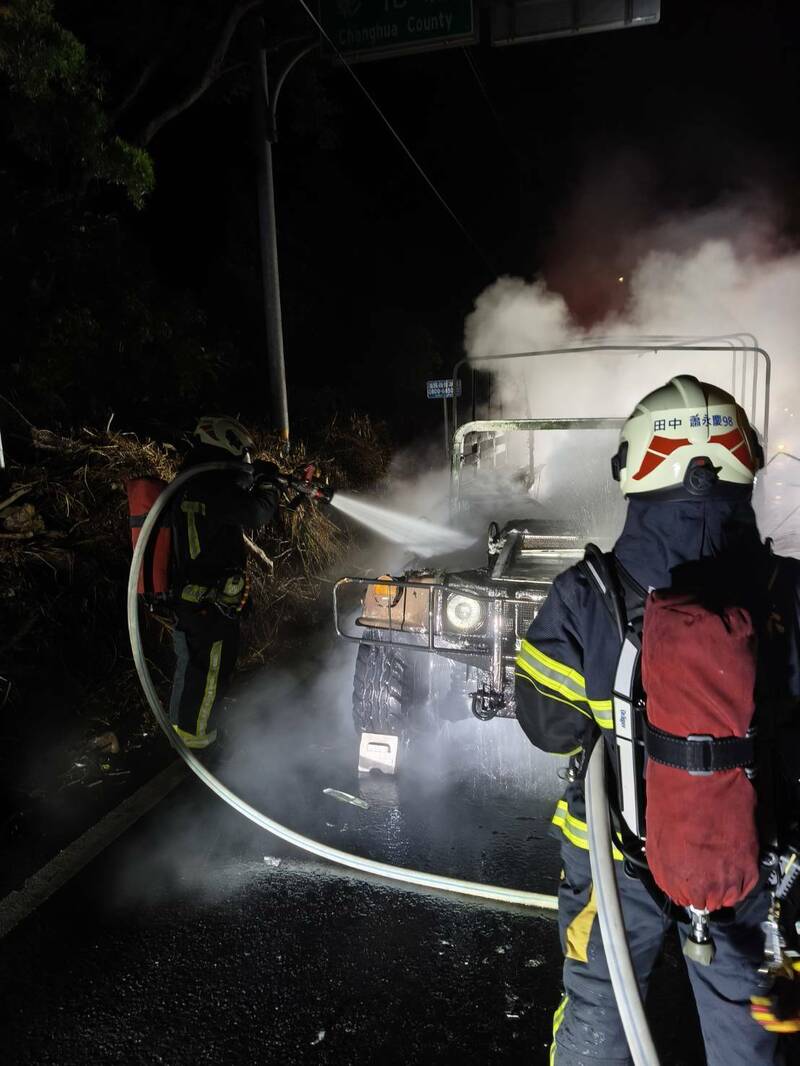 軍用悍馬車田中街頭突起火整輛燒成骨架- 社會- 自由時報電子報