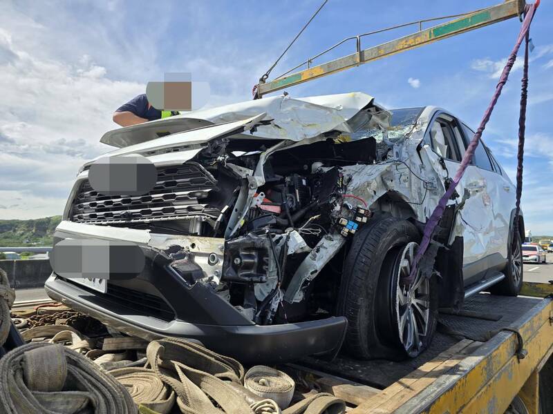 休旅車開輔助駕駛國道撞上緩撞車，車頭撞爛。（民眾提供）