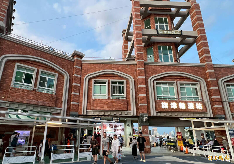 旗津輪渡站候船區不足，加上公共廁所空間壓迫，將施工改善候船環境。（記者黃良傑攝）