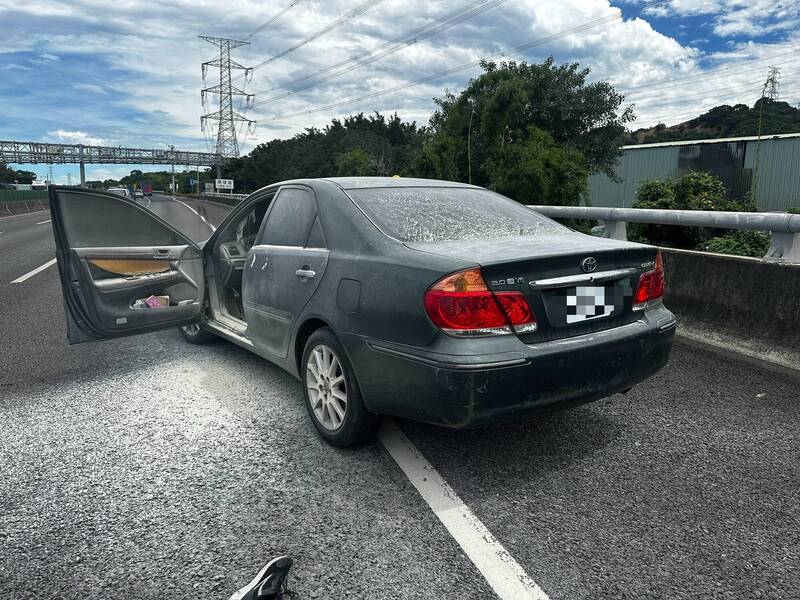 李男駕駛轎車行龍國道三龍井路段疑爆胎自撞護欄引發火燒車。（民眾提供）