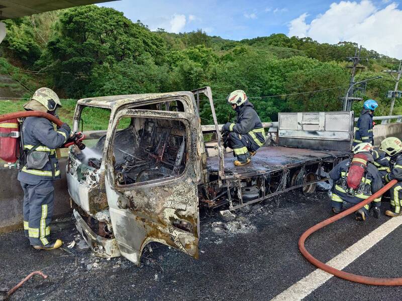 國1五楊高架桃園路段小貨車冒煙後陷火海，46歲駕駛及時逃生未受傷。（記者鄭淑婷翻攝）