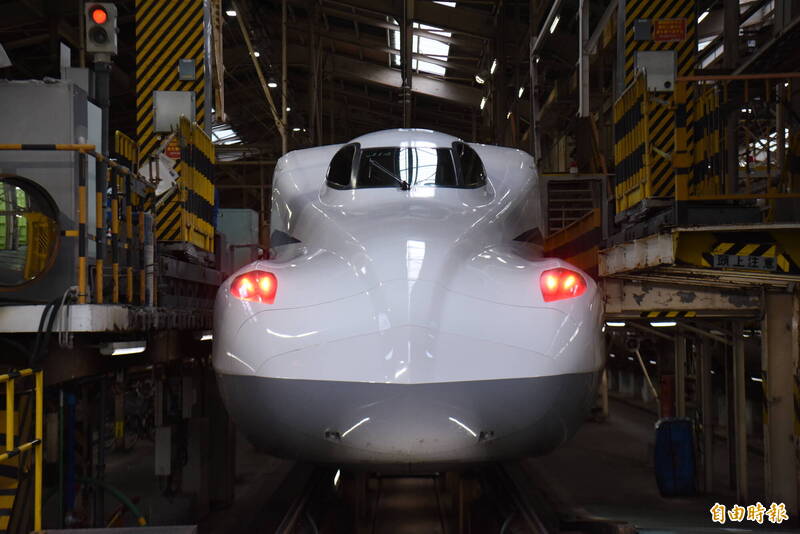 N700S車頭，亮紅色燈為車尾。（記者吳亮儀攝）