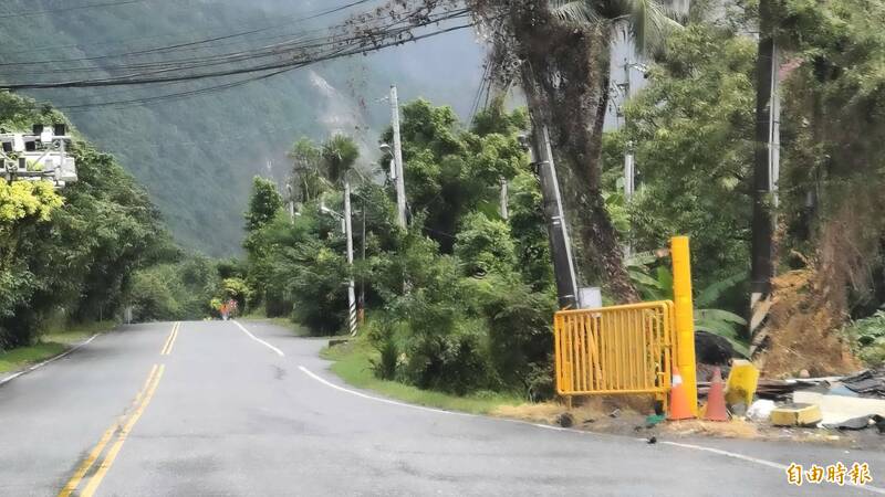 受樺加沙颱風外圍環流雲系帶來間歇性強降雨影響，台9線162.8k匯德隧道南口已有泥流瀑情形，公路局東區養護工程分局指出，為維護用路人、車安全，台9線154.7k到165.7k（和仁~崇德）。（記者王錦義攝）