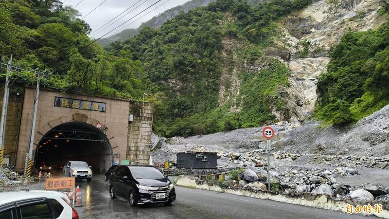 受樺加沙颱風外圍環流雲系帶來間歇性強降雨影響，台9線162.8k匯德隧道南口已有泥流瀑情形，公路局東區養護工程分局指出，為維護用路人、車安全，台9線154.7k到165.7k（和仁~崇德）。（記者王錦義攝）