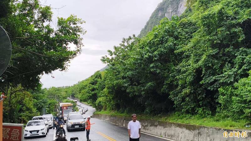 受樺加沙颱風外圍環流雲系帶來間歇性強降雨影響，台9線162.8k匯德隧道南口已有泥流瀑情形，公路局東區養護工程分局指出，為維護用路人、車安全，台9線154.7k到165.7k（和仁~崇德）。（記者王錦義攝）