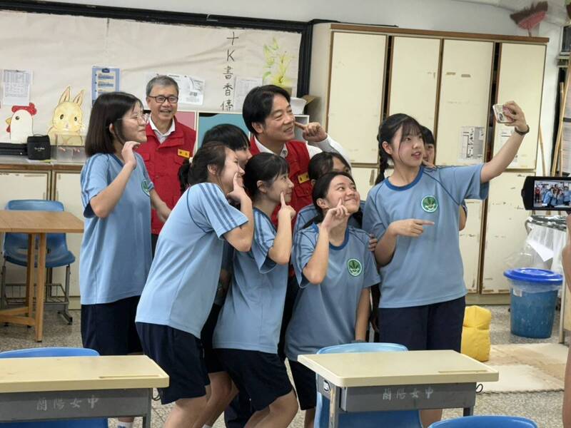 賴清德日前到蘭陽女中視察防災演練，學生紛紛與總統合影。（民眾提供）