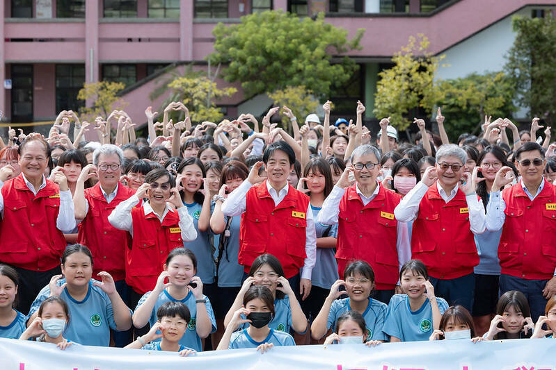 賴清德日前到蘭陽女中視察防災演練，學生紛紛與總統合影。（取自總統府官網）