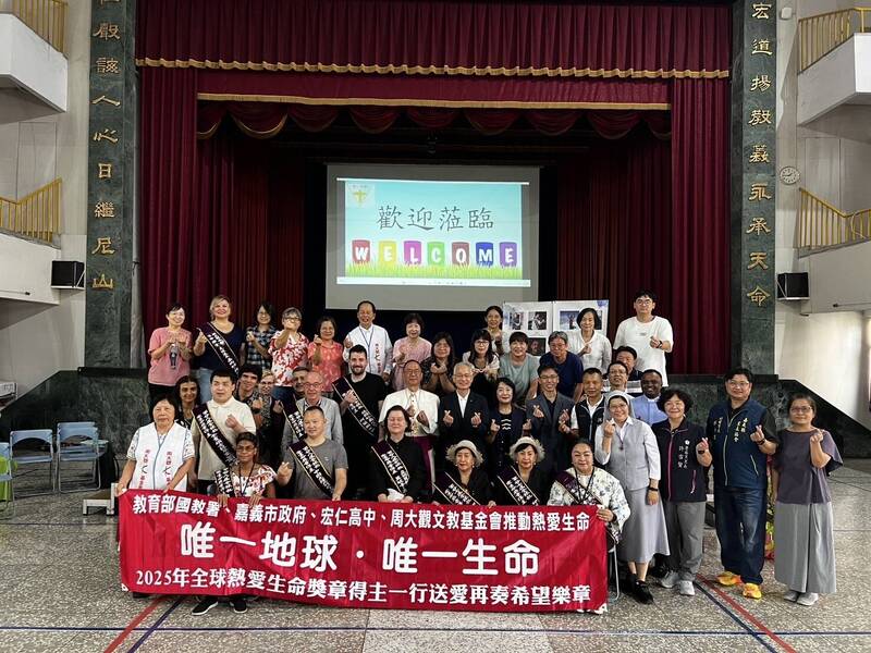 周大觀文教基金會「送愛到嘉義」巡迴校園,透過全球熱愛生命獎章得主故事,激勵學子勇敢前行。(宏仁中學提供)