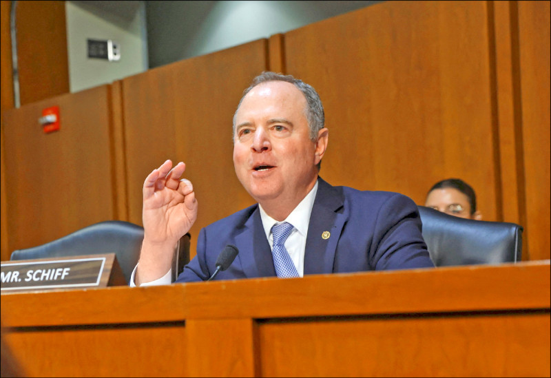 美國總統川普20日公開促請司法部長邦迪，對加州聯邦參議員謝安達與紐約州檢察長詹樂霞等政敵，採取法律行動。謝安達和詹樂霞分別領導對川普的調查，皆與川普有過衝突。（路透檔案照）