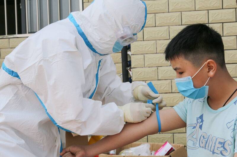 中國內蒙古自治區錫林浩特市採集轄區男性居民血液樣本，讓中國網友感到毛骨悚然。中國醫護採集血液樣本示意圖。（法新社）